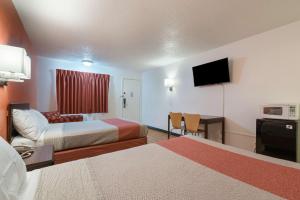 Un pat sau paturi într-o cameră la Motel 6-Frackville, PA