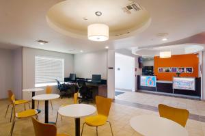 TV a/nebo společenská místnost v ubytování Motel 6-Midland, TX