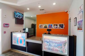 TV a/nebo společenská místnost v ubytování Motel 6-Midland, TX