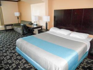 Postel nebo postele na pokoji v ubytování Motel 6-Joshua, TX