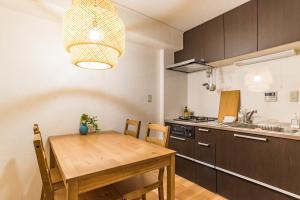 大阪市にあるビジュースイーツ ココロの木製のテーブルとダイニングルームのあるキッチン +34枚の写真