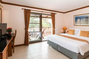1 dormitorio con 1 cama y balcón en Jomtien Boathouse, en Jomtien Beach