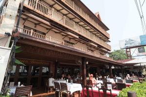 A restaurant or other place to eat at Jomtien Boathouse
