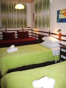 A bed or beds in a room at Safed Inn