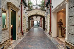 un callejón en un edificio antiguo con techo de cristal en Author Boutique Hotel (ex Golden Garden Boutique Hotel), en San Petersburgo
