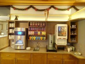 Zestaw do parzenia kawy i herbaty w obiekcie Hotel Wagner