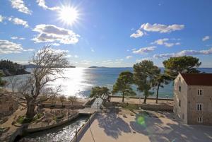 uma vista para o oceano a partir de um edifício em Maistra Select Mlini Hotel em Mlini