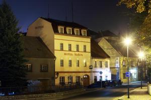 クラーシュテレツ・ナト・オフジーにあるHotel Slávieの夜の市道の白い大きな建物