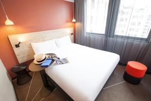 a bedroom with a bed and a desk at ibis Styles Paris 16 Boulogne in Paris
