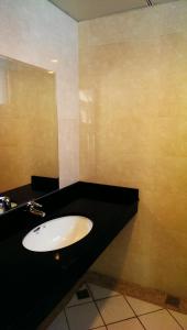 花蓮市的住宿－後站快樂棲，浴室设有白色水槽和黑色台面