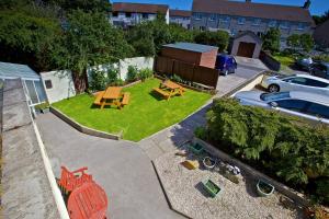 an aerial view of a backyard with a picnic table at West End Guest House in Kirkwall