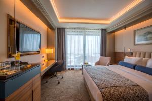 Postel nebo postele na pokoji v ubytování Golden Tulip Istanbul Bayrampasa