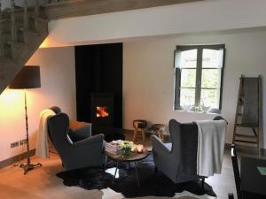 - un salon avec des chaises, une table et une fenêtre dans l'établissement B&B De Hanewijkhoeve, à Werchter