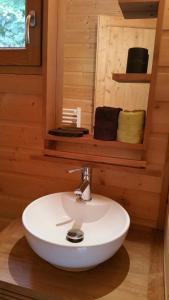 ein Badezimmer mit einem weißen Waschbecken in einer Hütte in der Unterkunft La cabane du pommier in Orelle