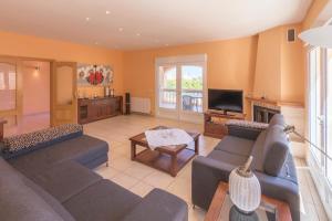 ein Wohnzimmer mit 2 Sofas und einem TV in der Unterkunft Villa Chris, best area of Calpe - by Holiday Rentals Villamar in Calpe