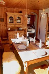 eine Küche mit einem großen Holztisch in einem Zimmer in der Unterkunft Magnifique chalet pour 10 personnes à Vercorin in Vercorin