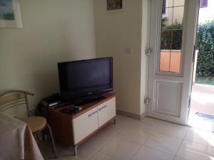 Telewizja i/lub zestaw kina domowego w obiekcie Apartments Villa Fernetich
