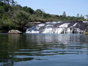 ein Wasserfall inmitten eines Gewässers in der Unterkunft Hotel Itarare in Itararé
