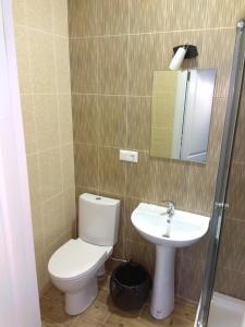 La salle de bains est pourvue de toilettes et d'un lavabo. dans l'établissement Inn Sport, à Tchernivtsi