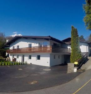 een groot wit huis met een terras erop bij Traumhaft Ruhige Lage Eva Lamprecht in Innsbruck