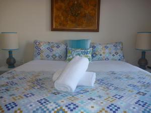 Un pat sau paturi într-o cameră la Apartments On Grey