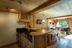 eine Küche mit einer großen Insel in einer Hütte in der Unterkunft Appartement Loretto in Les Houches