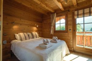 ein Schlafzimmer mit einem Bett mit Handtüchern darauf in der Unterkunft Appartement Loretto in Les Houches