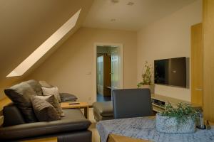 uma sala de estar com um sofá e uma televisão em Schrebenza em Burg Kauper