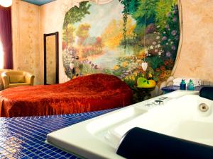 a bathroom with a bath tub and a painting on the wall at Hotel de Plataan Delft Centrum in Delft