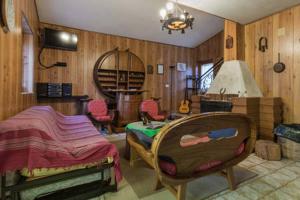 Pokój z łóżkiem, stołem i krzesłami w obiekcie Etnachalet casa vacanze w mieście Belpasso