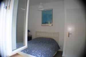1 dormitorio con cama y espejo en Résidence du Château Lublin, en La Bresse