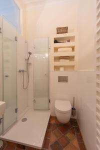 ein weißes Bad mit einer Dusche und einem WC in der Unterkunft Zweite Heimat Heidelberg in Heidelberg