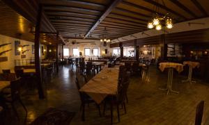 jadalnia ze stołami i krzesłami w restauracji w obiekcie Hotel Reichsschenke Zum Ritter Götz "Garni" w mieście Kröv