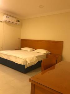 
سرير أو أسرّة في غرفة في أتانا للشقق الفندقية

