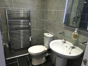 2 Bedroom Modern Apartment, Uplands, Swanseaにあるバスルーム