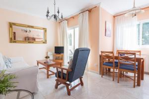 a living room with a couch and a table at Apartamento SAMU 2 in Cala Ratjada