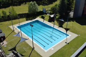 an overhead view of a large swimming pool at Hotel Marco Polo in La Massana