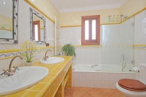 Koupelna v ubytování Villa Gamundi + 20 fotografií