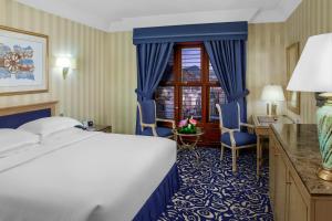 Postel nebo postele na pokoji v ubytování Makkah Hotel