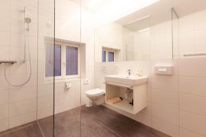 Bilik mandi di Familienhotel Adler