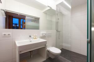 Bilik mandi di Familienhotel Adler