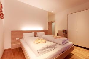 Letto o letti in una camera di Familienhotel Adler