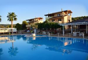 泰歐羅戈斯的住宿－Villa Eugenia，大楼前的大型蓝色游泳池