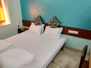 Postel nebo postele na pokoji v ubytování Hotel Mogul Palace - Near Masjid Bunder Mumbai