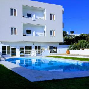 Villa con piscina frente a un edificio en Mastorakis Hotel and Studios, en Hersonissos