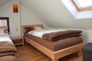 een slaapkamer met 2 bedden op een zolder bij Ferienhaus Jungk in Eisenach