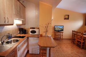 a kitchen with a sink and a microwave at Sierra De Monfrague in Torrejón el Rubio