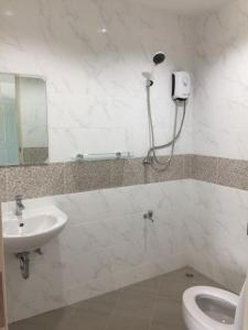 A bathroom at Living at Sphere Apartment