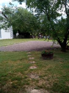 A garden outside Kiad-lak apartmanok - SZÉP kártya elfogadó