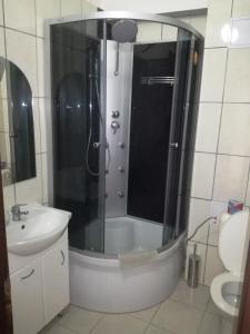 y baño con ducha, aseo y lavamanos. en Penzión Rekrea, en Levice